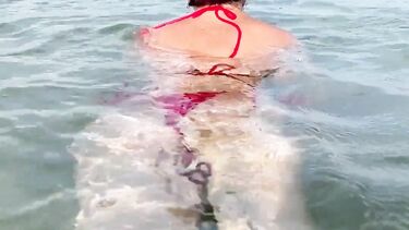 В купальнике: Девушка в купальнике отдыхая на море дрочит под водой член бойфренда
