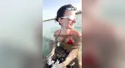 парень кончил под водой и излил много спермы