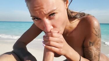 Летняя феерия. Безлюдный пляж и фееричный отсос от Моники Фокс у кромки воды