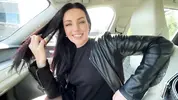 возбужденная красотка клеится к водителю