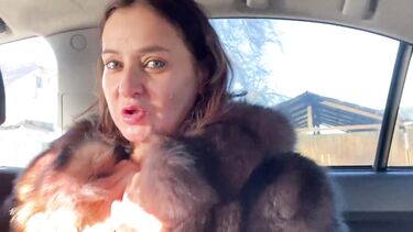 Ничего необычного! Неверная мачеха в шубе отсосала мой хуй на заднем сидении авто