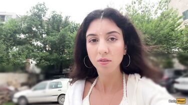 Если видишь девушку со спермой на лице в магазине, значит у нее был хороший секс