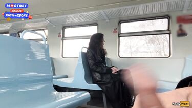 Эксгибиционист залил спермой лицо незнакомки в поезде, поманив ее хуем
