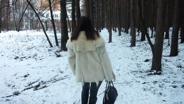 Сосать в зимнем лесу не холодно, а очень даже приятно