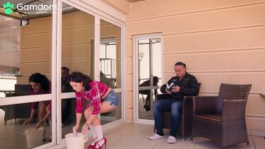 Кончил на лицо брюнетке: Соблазнен и выебан горячей соседкой на каблуках