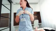 Медсестричка снимает униформу