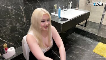 Идеальный офисный корпоративчик. Надеюсь, босс нас не застанет во время ебли?