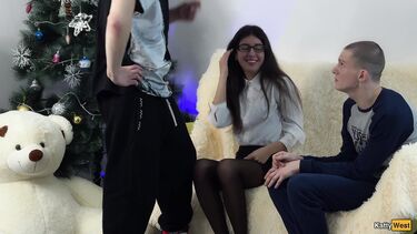 Katty West: Куколд лижет яйца любовника, пока тот ебет сексвайф