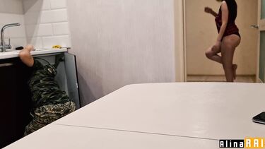Развела на трах с финалом внутрь сантехника из ЖЕКа
