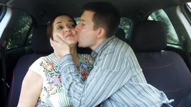 Зрелая русская барышня из Тиндера отсосала в машине незнакомому парню