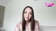 мачеха в халате исполняет сочный минет на коленях