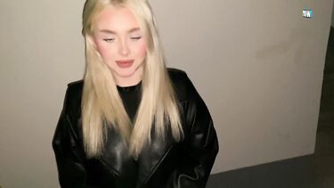 Губастые любительницы: Сочный отсос в подъезде после прогулки с другом