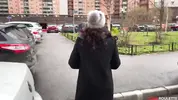 Луна Рулетт идет по улице к машине