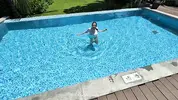 мокрая футболка и красивые сиськи подруги девушки