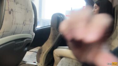 В автобусе: Дрочит и сосет член незнакомцу в рейсовом автобусе