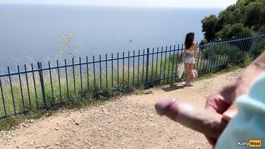 На природе: Русская туристка подрочила хуй эксгибиционисту на курорте