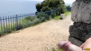 эксгибиционист дрочит хуй на русскую туристку