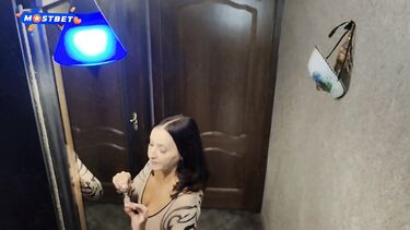 Трахнул раком мачеху в комбинезоне перед корпоративом