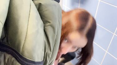 Публичное порно с Алиной Тумановой на трассе и в туалете торгового центра