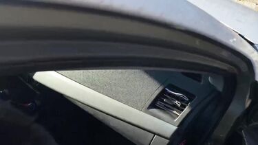 Публичное порно с Алиной Тумановой на трассе и в туалете торгового центра