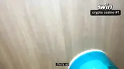 повела парня в туалет и отсосала хуй