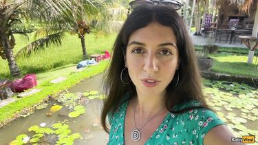 Katty West: Катя Вест ест пасту карбонара со спермой на лице после слива в туалете