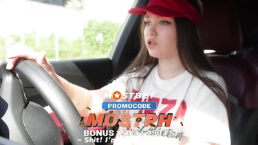 Любительский секс с молодыми: Доставщица пиццы сосет член и трахается за чаевые
