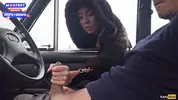 девушка помогает парню делая ему приятно рукой