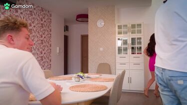 Мачеха радует минетом и пиздой пасынка и его лучшего друга