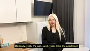 белокурая риэлторша показывает квартиру покупателю