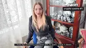 разрывает сводной сестре джинсы, оголив жопу