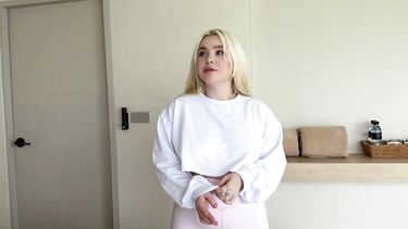 Меркантильная русская школьница трахается раком с одноклассником