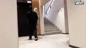 бдондинка приводит снятого негра к себе в гости