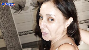 Натянул мачеху раком, пока та чистила зубы