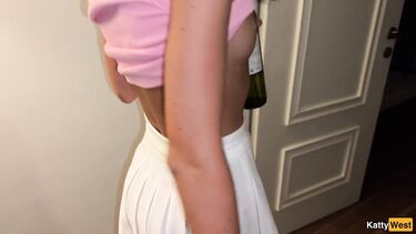 Худая русская жена шлюха ебется с двумя мужиками на глазах мужа куколда