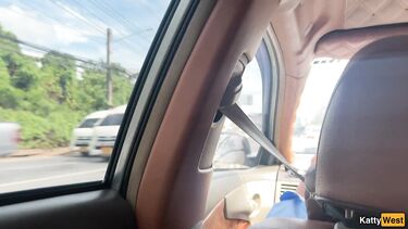 В одежде: Русская брюнетка рискованно сосет в такси парню за спиной водителя