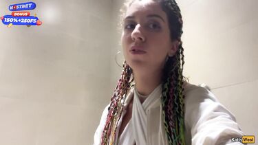 В магазине: Русская отсосала в туалете торгового центра и ходит со спермой на лице
