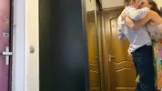 зажал мамку друга в коридоре и отлизал пизду