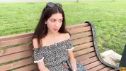 парень знакомится с грустой девушкой на улице