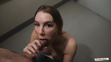 CumForKate: Отсасывает большой член любовнику в подъезде