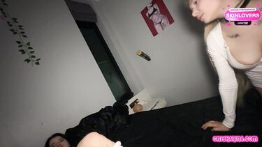 Мужик с большим членом трахает в спальне двух красивых девушек