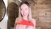 стягивает шорты перед парнем
