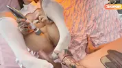 трахается в миссионерской позе с вибратором на киске