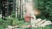 в лесу на полянке
