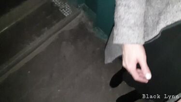 Измена жены от первого лица: Замужняя русская брюнетка по-быстрому сосет в подъезде член соседа