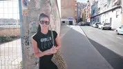 парень пытается снять проститутку