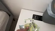 дает соседке деньги за перепихон