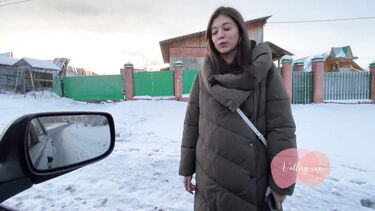 Городская чика сосет член деревенскому парню в машине и глотает сперму