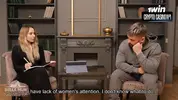 психолог слушает закомплексованного качка