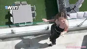 красотка с бананом знакомится с соседом сверху